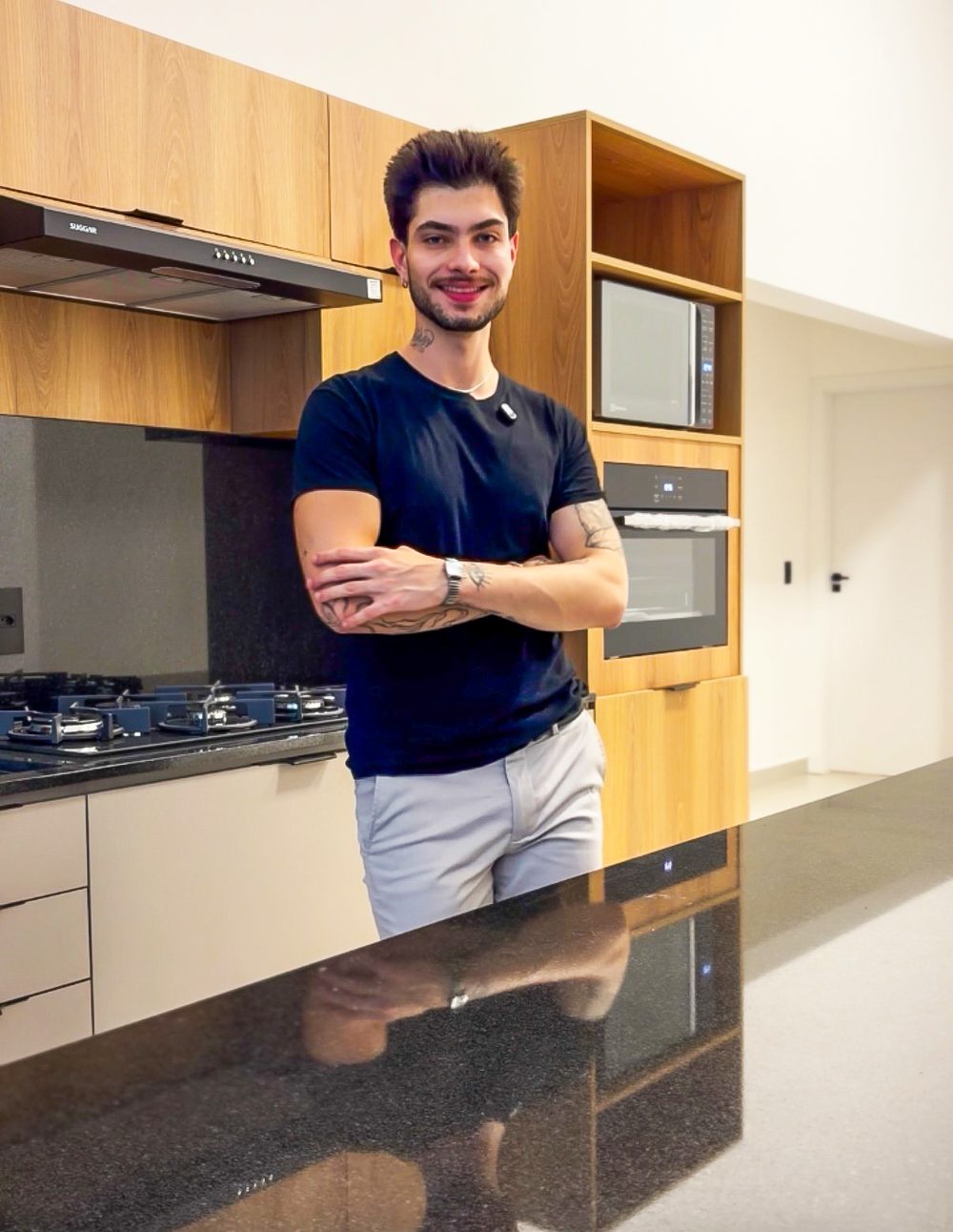 Gabriel Giugno Sá em uma cozinha com bancada de granito